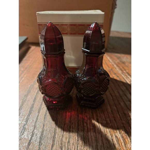 Vintage 1984 Avon Cape Cod Ruby Red Glassware Salt & Pepper Shaker Set w/ Box - Picture 1 of 4